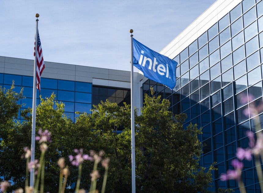 Intel está más cerca que nunca de ser troceada. Un gigante está interesado en comprar sus fábricas de chips